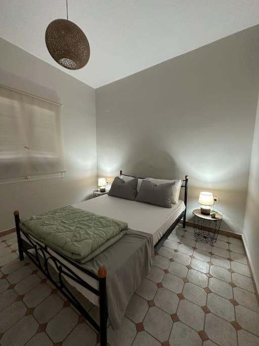 Olive Tree The Master Bed And Balcony Appartement