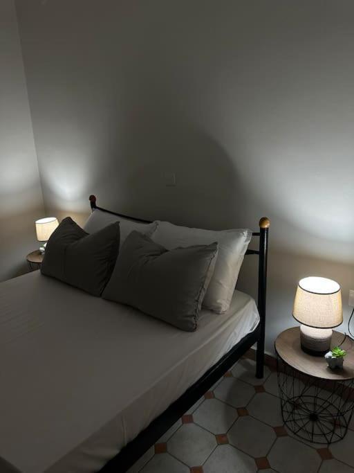 Appartement Olive Tree The Master Bed And Balcony *