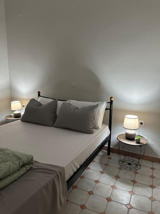 Appartement Olive Tree The Master Bed And Balcony *