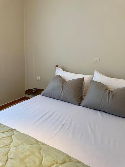 Appartamento Olive Tree The Master Bed And Balcony Benitses (Corfu)